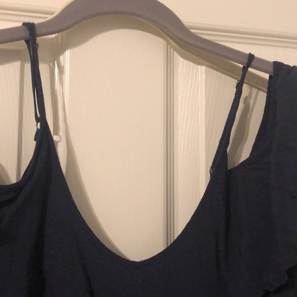 Abercrombie and Fitch cold shoulder top in floral navy with adjustable straps - Picture 3 of 7